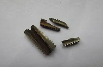 如何處理絲錐斷在工件里了的情況？